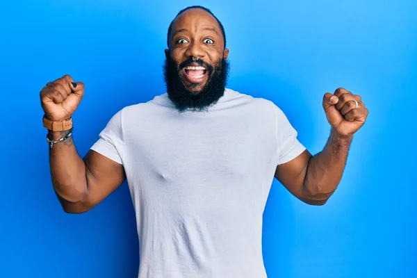 Joven Hombre Afroamericano Vistiendo Camiseta Blanca Casual Celebrando Sorprendido Sorprendido — Foto de Stock