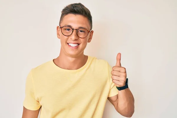 Mladý Hispánec Nosí Ležérní Oblečení Brýle Usmívá Šťastný Pozitivní Palec — Stock fotografie