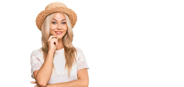 Ein Junges Blondes Mädchen Mit Sommermütze Blickt Selbstbewusst Die Kamera — Stockfoto