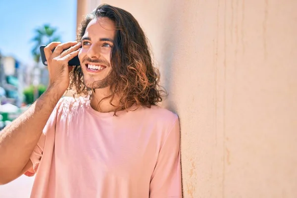 Νεαρός Ισπανός Χαμογελά Χαρούμενος Μιλώντας Στο Smartphone Ακουμπώντας Στον Τοίχο — Φωτογραφία Αρχείου