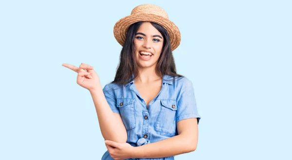 Menina Adolescente Morena Usando Chapéu Verão Com Grande Sorriso Rosto — Fotografia de Stock