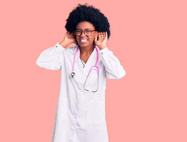 Fiatal Afro Amerikai Orvosi Köpenyben Sztetoszkóppal Aki Mindkét Kezét Fülgesztusokra — Stock Fotó
