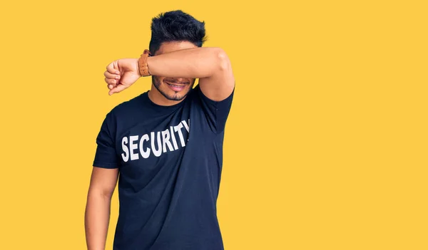 Όμορφος Λατίνος Αμερικανός Νεαρός Άνδρας Που Φοράει Μπλουζάκι Ασφαλείας Χαμογελώντας — Φωτογραφία Αρχείου