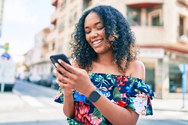 Kıvırcık Saçlı Açık Havada Mutlu Gülümseyen Akıllı Telefon Kullanan Afro — Stok fotoğraf
