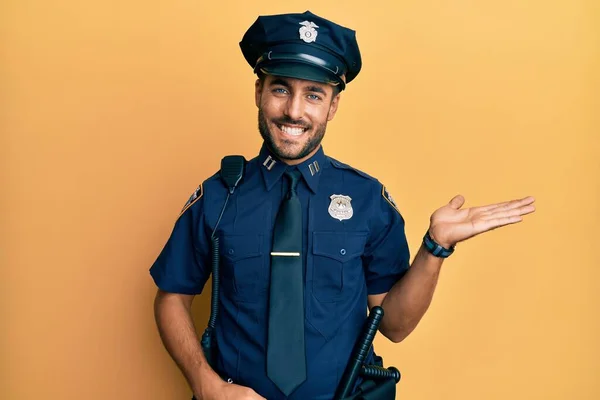Snygg Hispanic Man Klädd Polis Uniform Ler Glad Presentera Och — Stockfoto