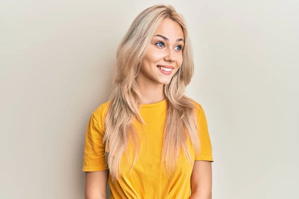 Piękna Biała Blondynka Ubrana Luźną Koszulę Uśmiechem Twarzy Naturalnym Wyrazem — Zdjęcie stockowe