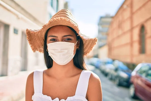 Νεαρή Λατίνα Που Φοράει Ιατρική Μάσκα Και Περπατάει Στο Δρόμο — Φωτογραφία Αρχείου