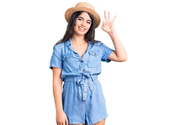 Brünettes Teenager Mädchen Mit Sommermütze Lächelt Positiv Und Tut Zeichen — Stockfoto