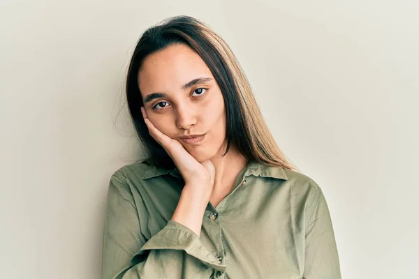 Ung Latinamerikansk Kvinna Klädd Avslappnade Kläder Tänkande Ser Trött Och — Stockfoto