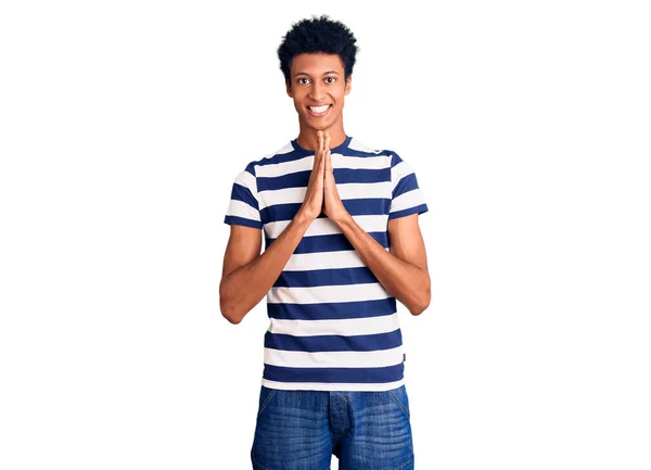 Mladý Africký Američan Nosí Ležérní Oblečení Modlí Rukama Dohromady Prosí — Stock fotografie