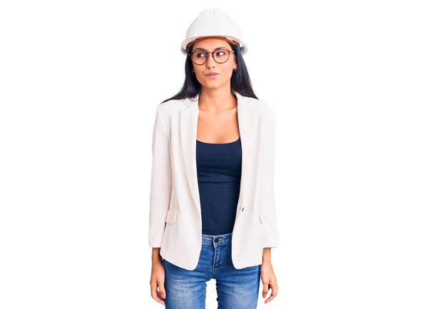 Jovem Bela Menina Latina Vestindo Arquiteto Hardhat Óculos Sorrindo Olhando — Fotografia de Stock