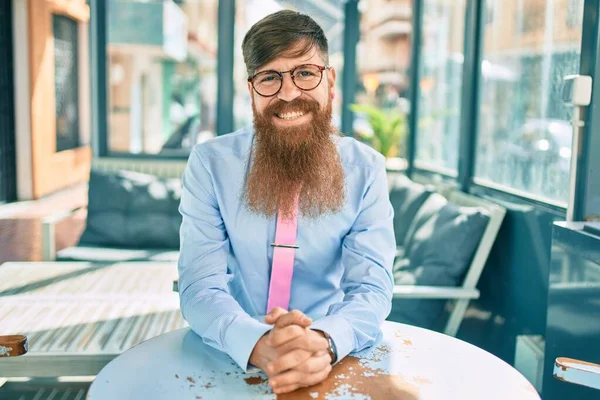 Jovem Empresário Ruivo Com Longa Barba Sorrindo Feliz Sentado Terraço — Fotografia de Stock