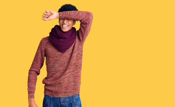 カジュアルな冬のセーターとスカーフを身に着けている若いアフリカ系アメリカ人の男性は 陽気で面白い腕で目を覆う 視覚障害の概念 — ストック写真
