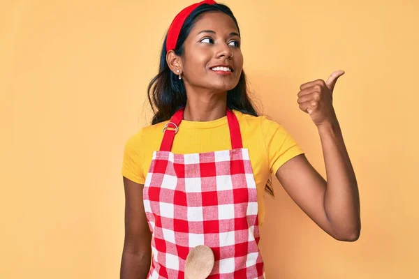 Ung Indian Flicka Bär Bagare Förkläde Pekar Tummen Upp Till — Stockfoto