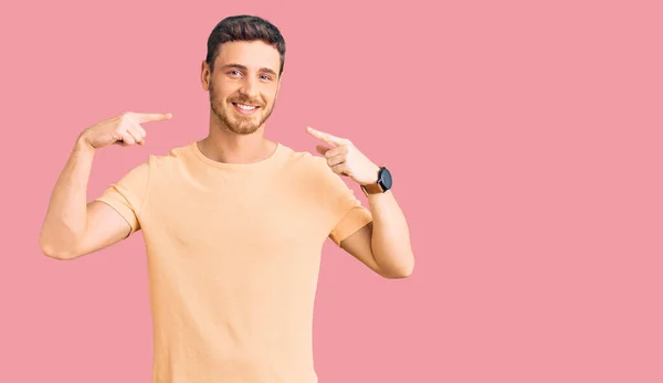 Guapo Joven Con Oso Vistiendo Camiseta Amarilla Casual Sonriendo Alegre —  Fotos de Stock