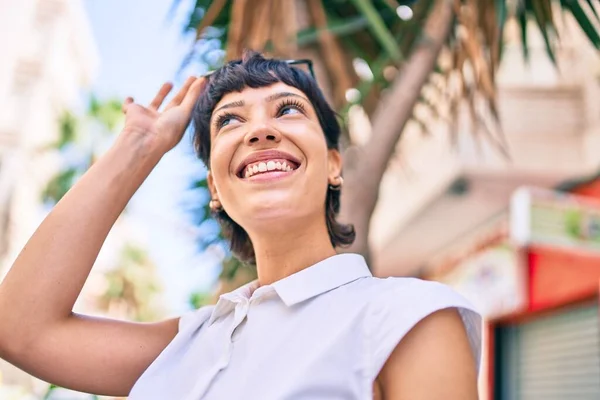 Jonge Vrouw Met Kort Haar Glimlachen Gelukkig Buiten — Stockfoto