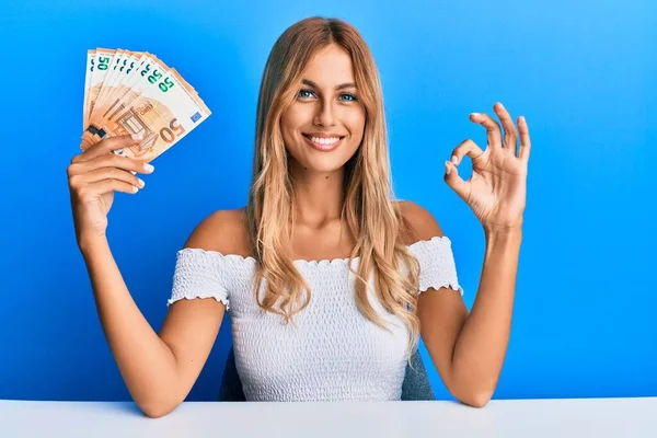 Vacker Blond Ung Kvinna Som Innehar Dollar Sedlar Gör Tecken — Stockfoto