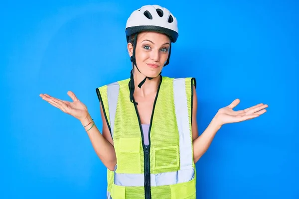 Giovane Ragazza Caucasica Che Indossa Casco Bici Gilet Riflettente Espressione — Foto Stock