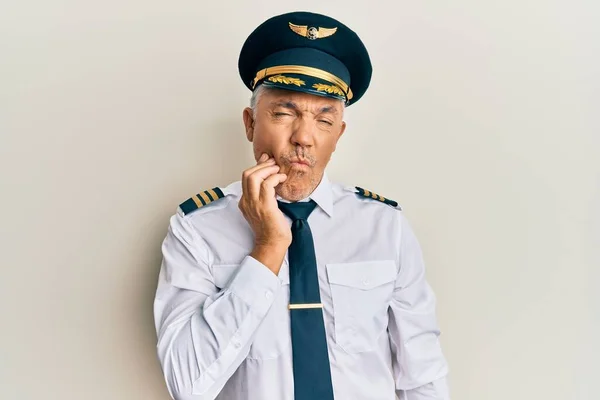 Bello Uomo Maturo Mezza Età Che Indossa Uniforme Pilota Aereo — Foto Stock