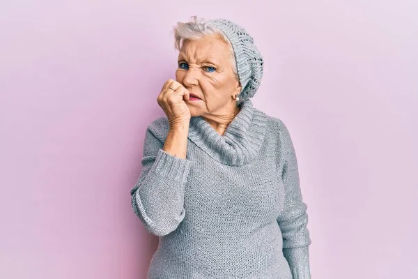 Senior Grijsharige Vrouw Draagt Wollen Trui Wintermuts Ziet Gestrest Nerveus — Stockfoto
