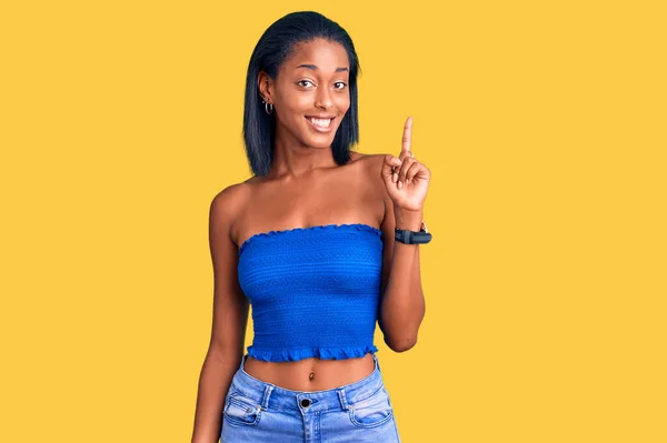 年轻的非洲裔美国女人穿着休闲的夏装 带着第一指尖 面带微笑 自信而快乐 — 图库照片