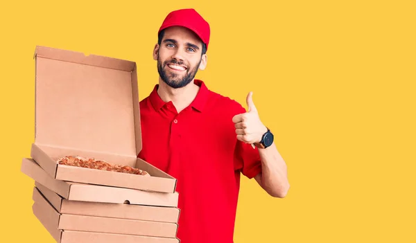 Sakallı Teslimat Üniformalı Elinde Pizza Kutularıyla Gülümseyen Mutlu Olumlu Genç — Stok fotoğraf
