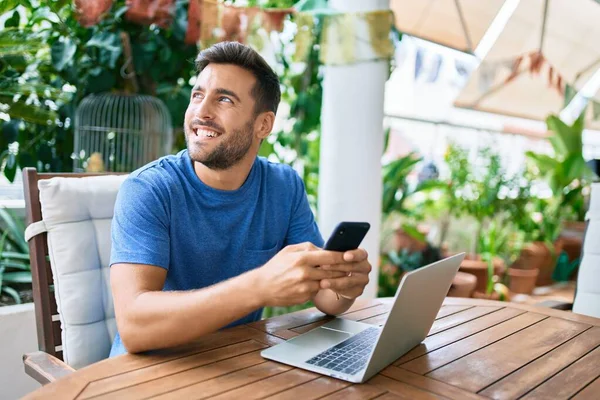 Joven Hispano Trabajando Con Laptop Smartphone Terraza — Foto de Stock