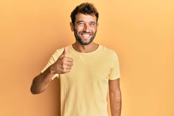 Knappe Man Met Baard Draagt Casual Geel Tshirt Gele Achtergrond — Stockfoto