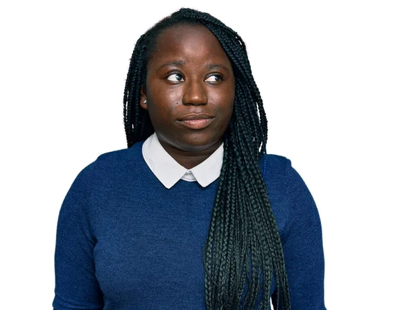 Jonge Zwarte Vrouw Met Vlechten Dragen Casual Kleding Glimlachen Kijken — Stockfoto