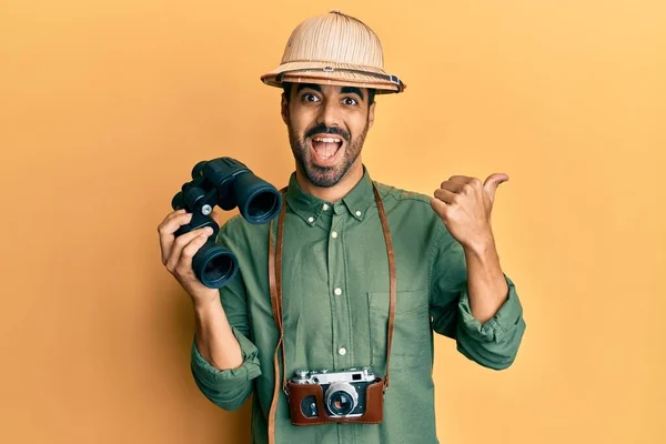 Young Hispanic Man Beard Wearing Explorer Hat Binoculars Screaming Proud — Stock Photo, Image