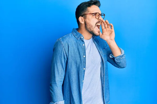 Jovem Hispânico Vestindo Roupas Casuais Óculos Gritando Gritando Alto Para — Fotografia de Stock