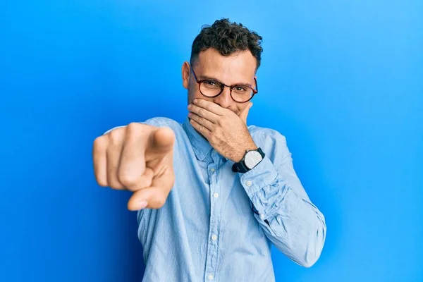 Schöner Mann Mit Bart Lässiger Kleidung Und Brille Der Stolz — Stockfoto