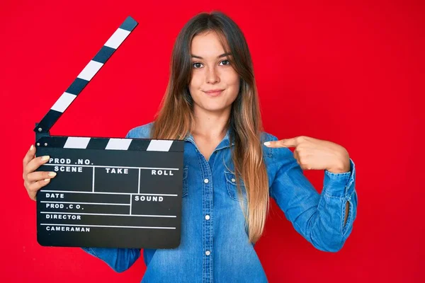 Hermosa Mujer Caucásica Sosteniendo Video Película Clapboard Señalando Dedo Uno —  Fotos de Stock