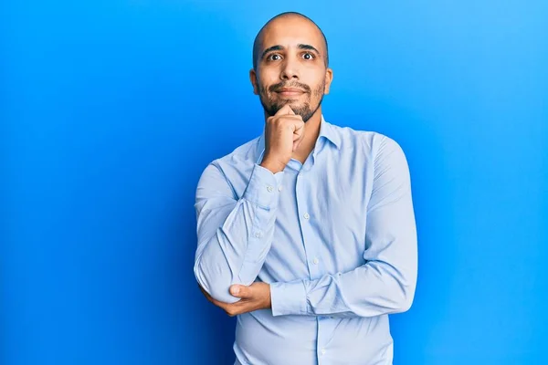 Hombre Adulto Hispano Con Camisa Negocios Sobre Fondo Azul Pensando — Foto de Stock