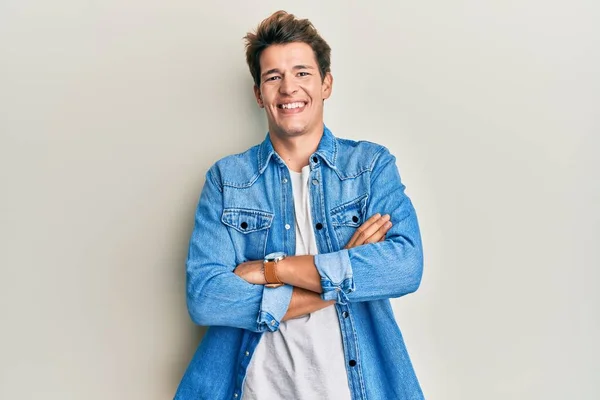 Bello Uomo Caucasico Che Indossa Giacca Jeans Casual Volto Felice — Foto Stock