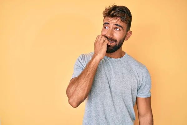 Jovem Hispânico Vestindo Roupas Casuais Que Parecem Estressados Nervosos Com — Fotografia de Stock