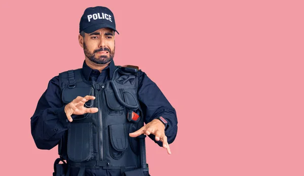 Mladý Hispánec Policejní Uniformě Znechucený Výraz Nespokojený Ustrašený Dělá Znechucený — Stock fotografie