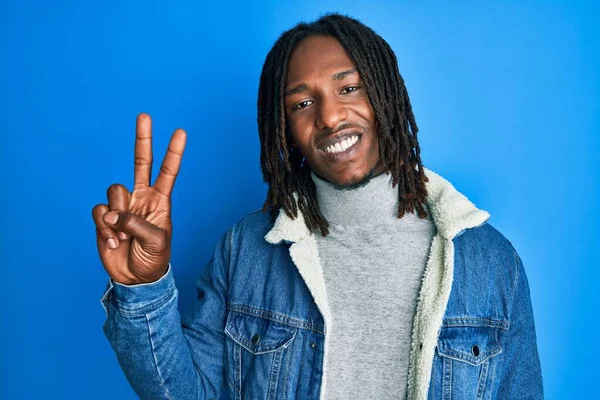 Homem Afro Americano Com Tranças Vestindo Jaqueta Ganga Casual Sorrindo — Fotografia de Stock