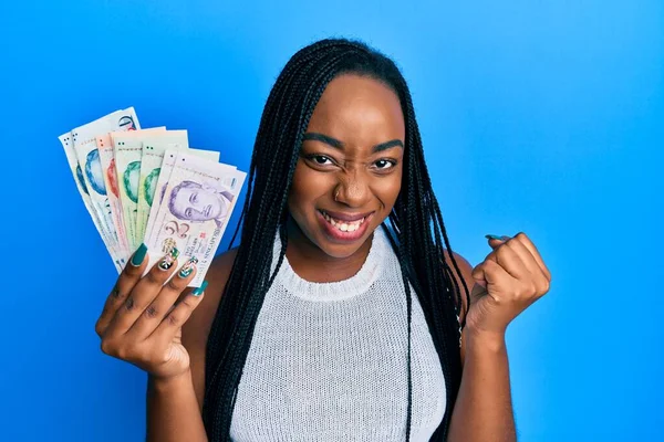Joven Mujer Afroamericana Sosteniendo Billetes Dólar Singapurenses Gritando Orgullosa Celebrando — Foto de Stock