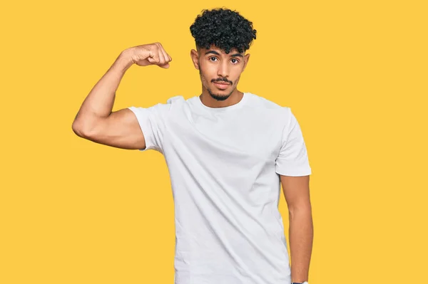 Jovem Árabe Homem Vestindo Casual Branco Shirt Forte Pessoa Mostrando — Fotografia de Stock