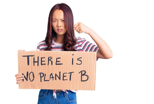 Jovem Menina Chinesa Bonita Segurando Não Planeta Banner Irritado Frustrado — Fotografia de Stock