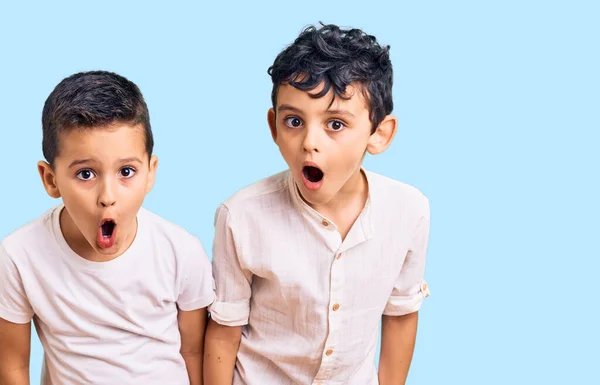 Küçük Kardeş Birlikte Günlük Giysiler Giymişler Korkmuşlar Şaşırmışlar Ağızları Açık — Stok fotoğraf
