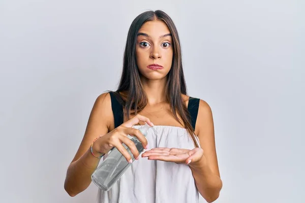 Mulher Hispânica Jovem Usando Mãos Desinfetante Gel Soprando Bochechas Com — Fotografia de Stock