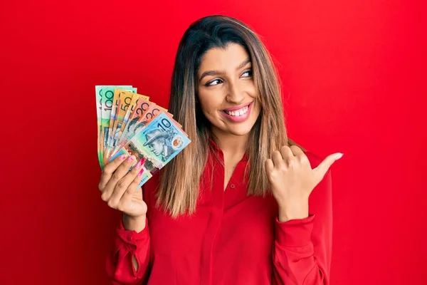 Belle Femme Brune Tenant Des Dollars Australiens Souriant Avec Visage — Photo
