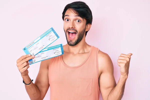 Hombre Hispano Guapo Sosteniendo Tarjeta Embarque Apuntando Pulgar Hacia Lado —  Fotos de Stock