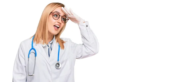Vacker Kaukasisk Kvinna Bär Läkare Uniform Och Stetoskop Mycket Glad — Stockfoto