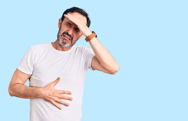 Középkorú Jóképű Férfi Alkalmi Pólót Visel Megható Homlok Betegség Láz — Stock Fotó
