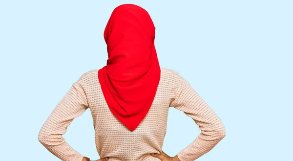 身穿传统伊斯兰头巾的年轻的非洲裔美国妇女背对着身体 向后看去 — 图库照片