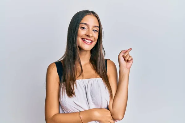 Młoda Latynoska Kobieta Luźnych Ubraniach Uśmiecha Się Szczęśliwa Wskazując Ręką — Zdjęcie stockowe