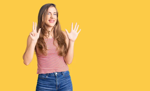 Mooie Kaukasische Jonge Vrouw Dragen Casual Kleding Tonen Wijzen Met — Stockfoto